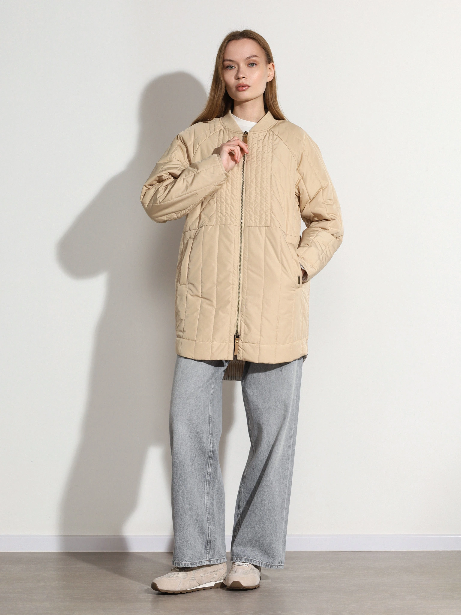 Пальто бежевого цвета прямого кроя